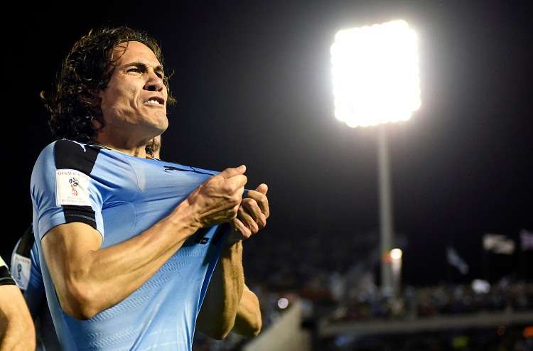 Edinson Cavani celebra un gol con la selección de Uruguay. Foto: AP