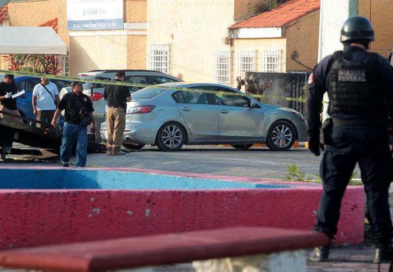 Imágenes del auto dónde se encontraban los muertos. Foto/EFE