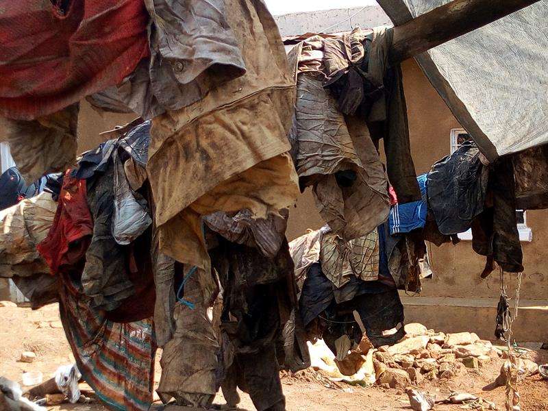 Ropa colgada de los cadáveres exhumados de una de las nueves fosas comunes. Foto/EFE