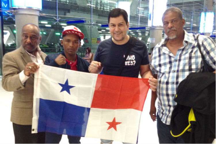 Leroy Estrada junto a su equipo de trabajo en Tailandia.Foto: Boxing Scene