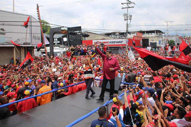 Presidente Nicolás Maduro junto a sus simpatizantes. Foto/EFE