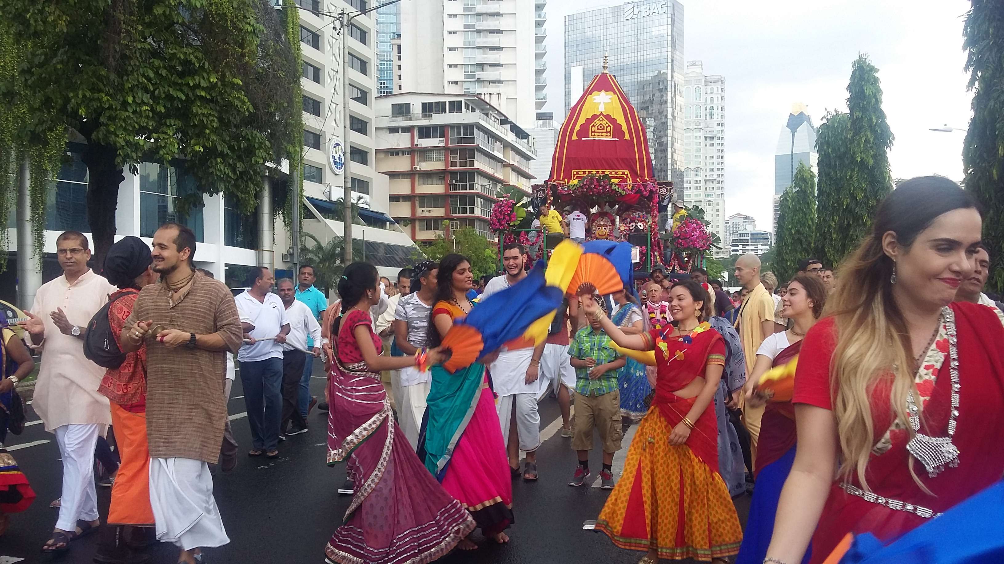 Además del desfile de carrozas, también se desarrollan actividades culturales, presentaciones artísticas, teatro, charlas, y un banquete hindú. Foto: Landro Ortiz