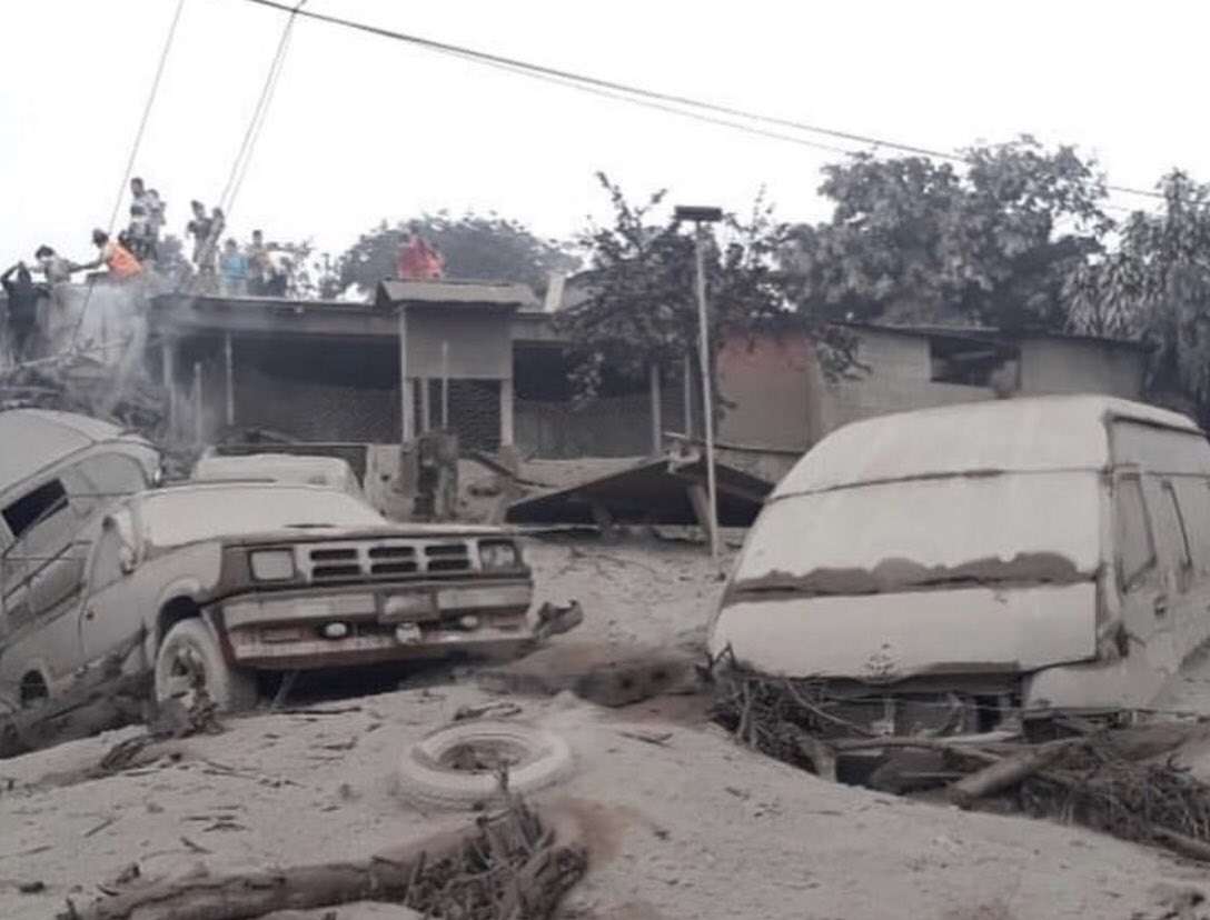 Casas, vehículos, árboles y personas quedaron sepultadas bajo toneladas de lava y ceniza que emanó tras la erupción del volcán de fuego.  Foto: @marcoregil 
