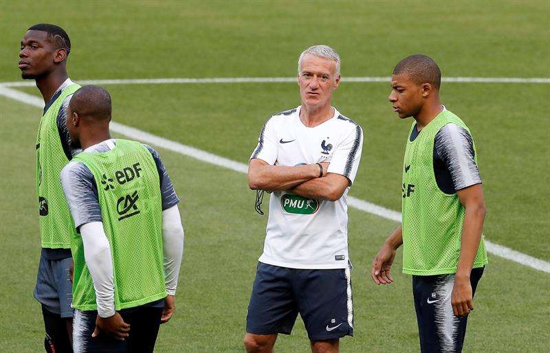 El entrenador de la selección francesa de fútbol, Didier Deschamps (c), participa junto a los jugadores Kylian Mbappe (d) y Paul Pogba (i) en una sesión de entrenamiento de equipo, en Niza (Francia). Foto EFE