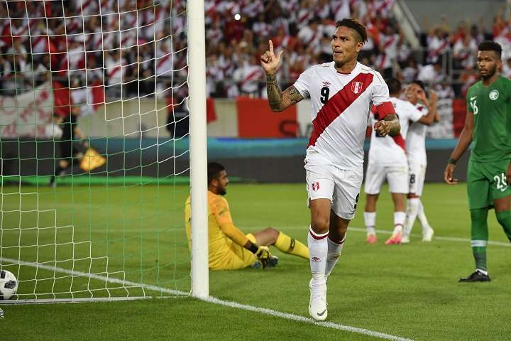 Paolo Guerrero le anotó dos goles a Arabia Saudí, en su regreso a la selección de Perú. Foto AP