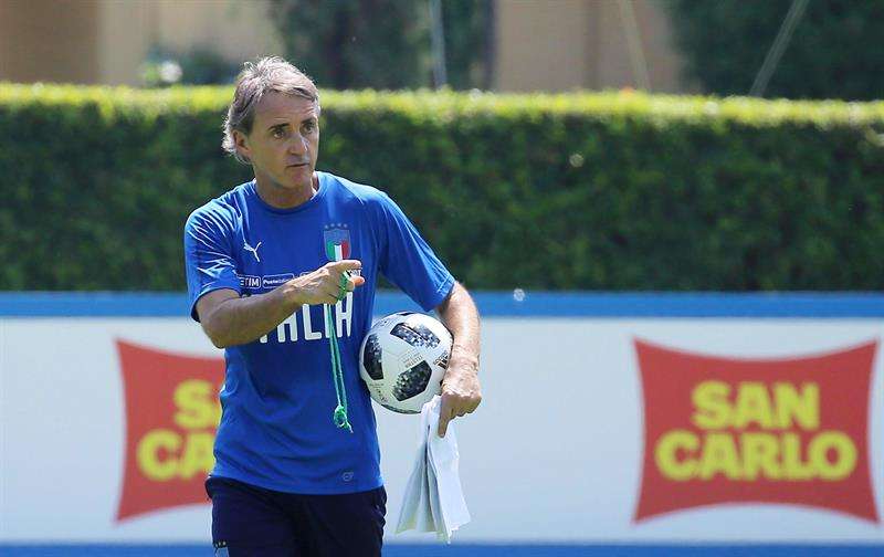 El entrenador de la selección italiana, Roberto Mancini, alineó un 4-3-3, pero no  resultó ante la defensa de la  naranja mecánica. Foto EFE