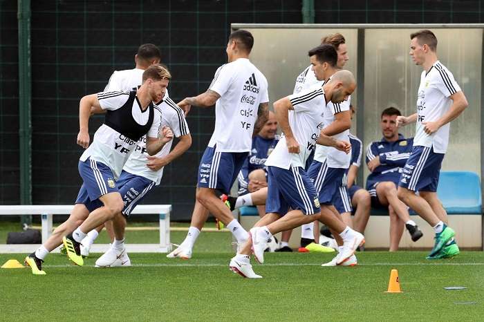 Varios jugadores de la selección argentina de fútbol durante el entrenamiento que el combinado albiceleste ha realizado en la ciudad deportiva del FC Barcelona/EFE