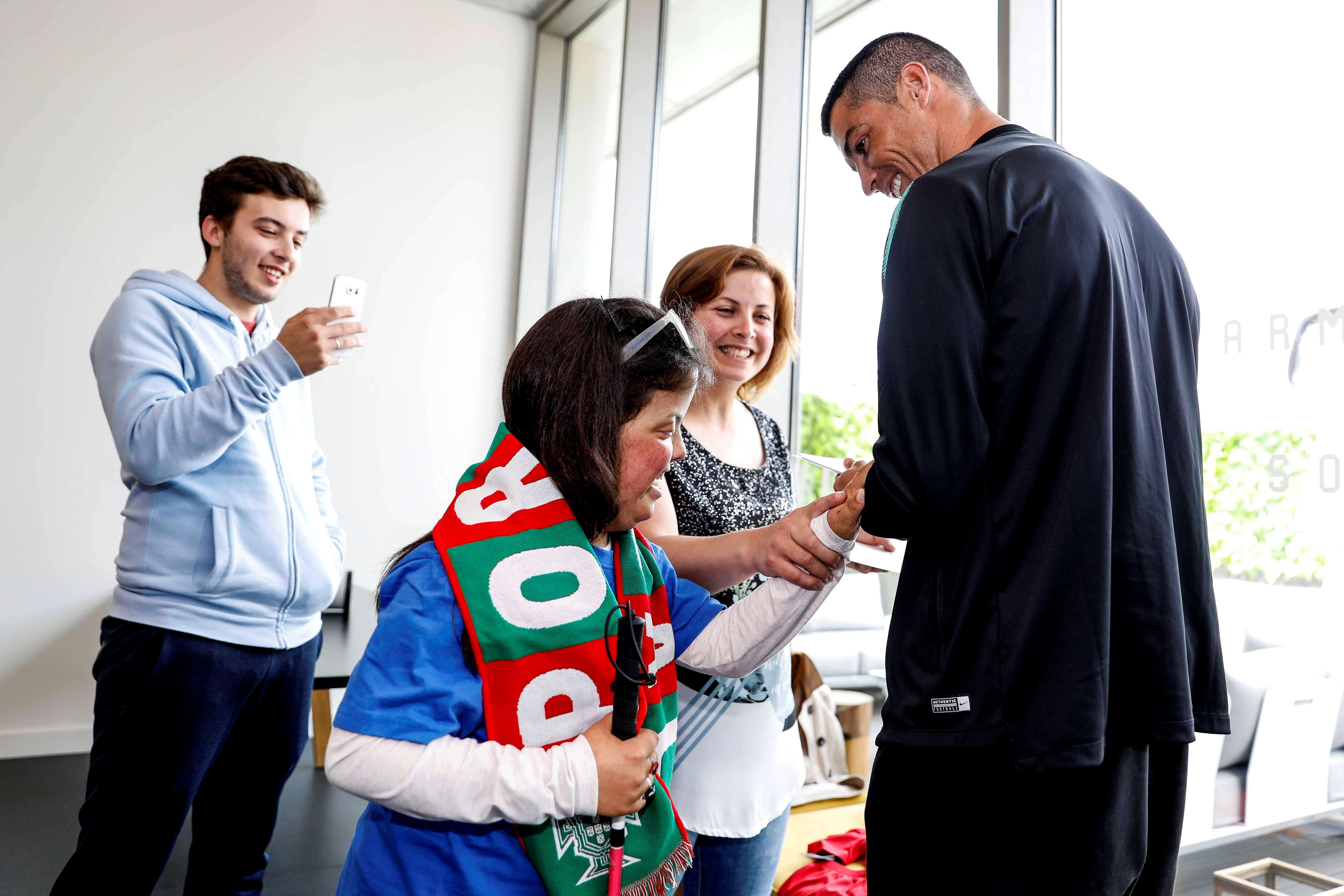 Los niños querían conocer a la figura de la Selección de Portugal. Foto: EFE