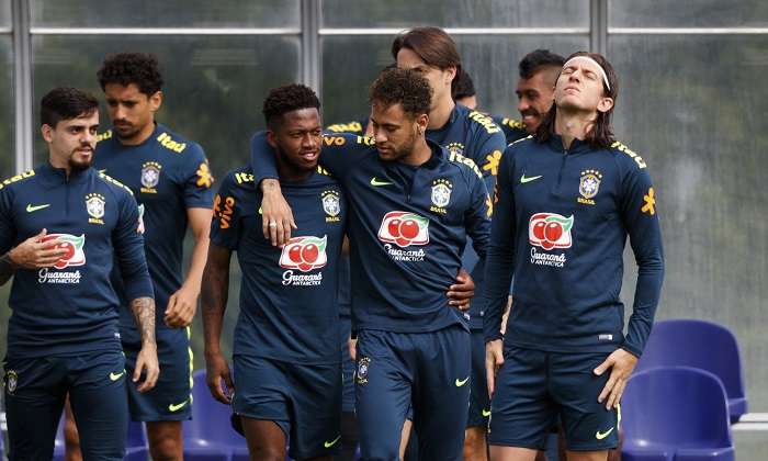 Los jugadores brasileños Fred (i) y Neymar (d) se abrazan durante una sesión de entrenamiento de su selección nacional./EFE