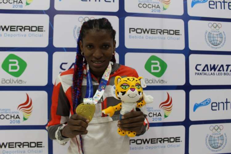 La boxeadora Atheyna Bylon muestra su medalla de oro. Foto: Comité Olímpico de Panamá 