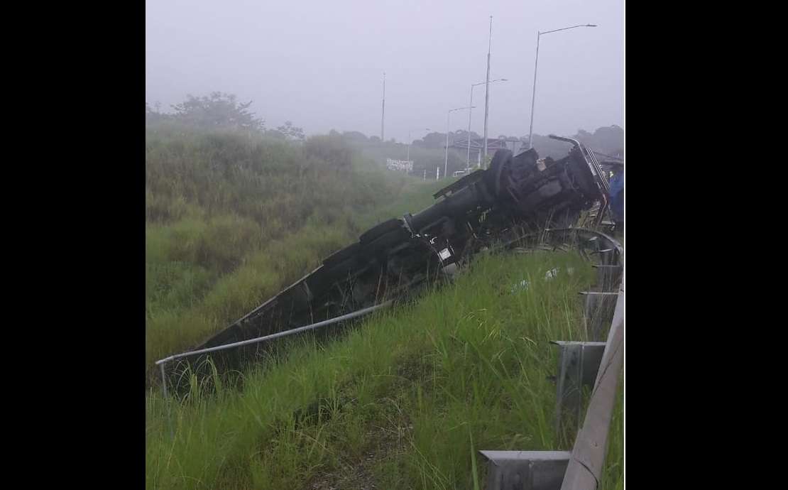 Vista general del área en donde ocurrió el accidente en la autopista.  Foto: @TraficoCpanama