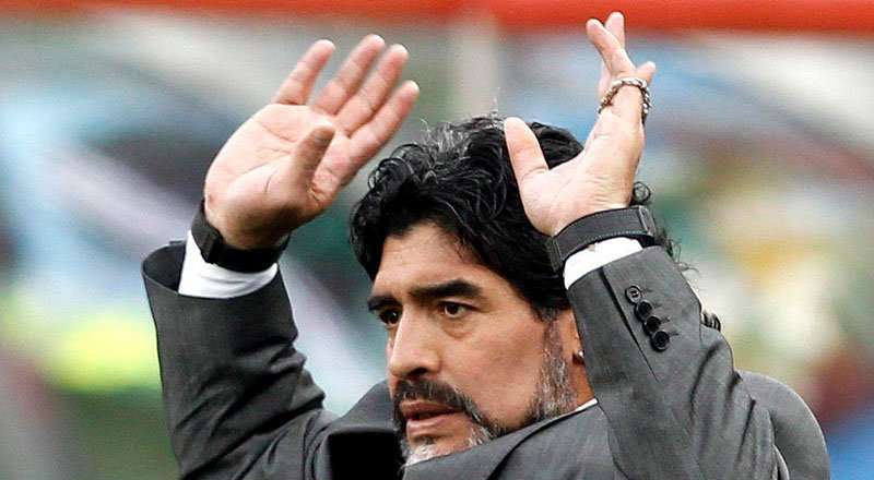 Diego Armando Maradona dirigió al club Al Fujairah S. C. Bandera de la segunda división del balompié de Emiratos Árabes Unidos en 2017. Foto EFE