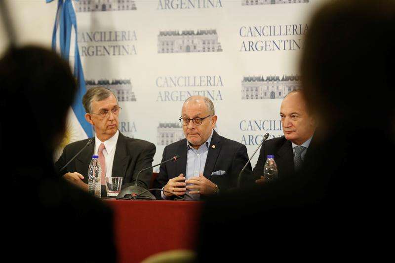El Ministro de Relaciones Exteriores de Argentina, Jorge Faurie, habla junto al embajador de Brasil, Sérgio França durante una conferencia de prensa. Foto EFE