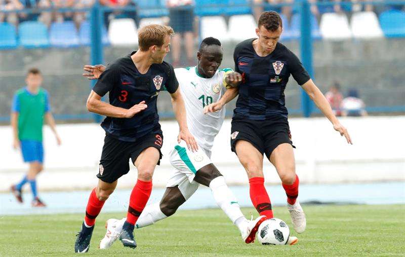 El delantero senegalés Sadio Mane (c), el defensa croata Ivan Strinic (i) y el centrocampista Ivan Perisic (d) pelean por el balón durante un encuentro amistoso preparatorio para el Mundial de Rusia 2018. Foto EFE