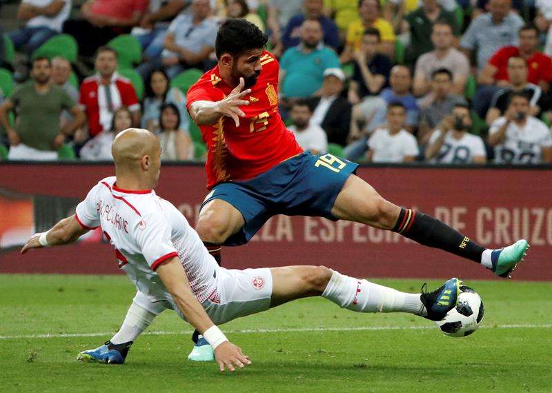 Diego Costa en plena acción durante el duelo ante España./ EFE