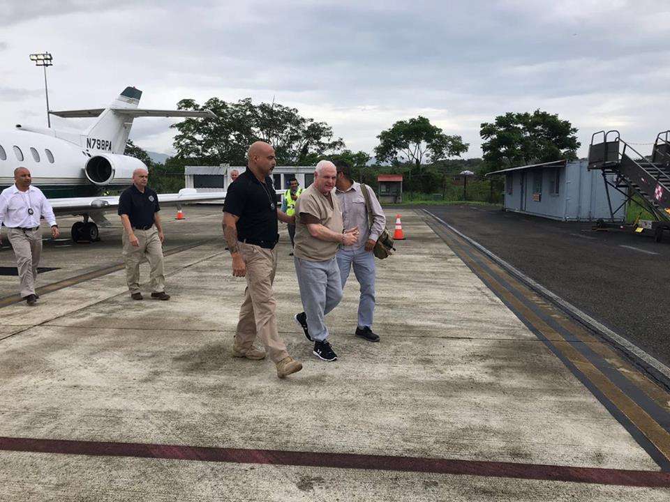 Expresidente Ricardo Martinelli mientras era trasladado al avión que lo trajo a Panamá desde Estados Unidos.