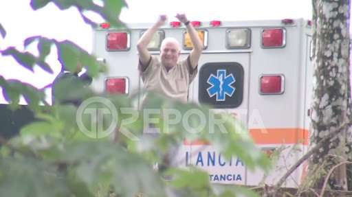 Expresidente Ricardo Martinelli saluda efusivo, desde los predios de la cárcel El Renacer, a la batería de periodista que se dieron cita para cobertura de su llagada a Panamá. Foto: @TReporta