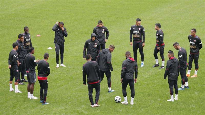 Le selección peruana se ejercitó hoy a las afueras de Moscú, en la localidad de Khimki, para su primer partido el 16 de junio, contra Dinamarca . Foto EFE