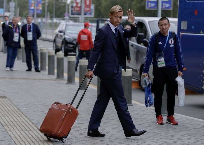  El centrocampista de Japón, Keisuke Honda, sube a un autobús a su llegada a Rusia./EFE