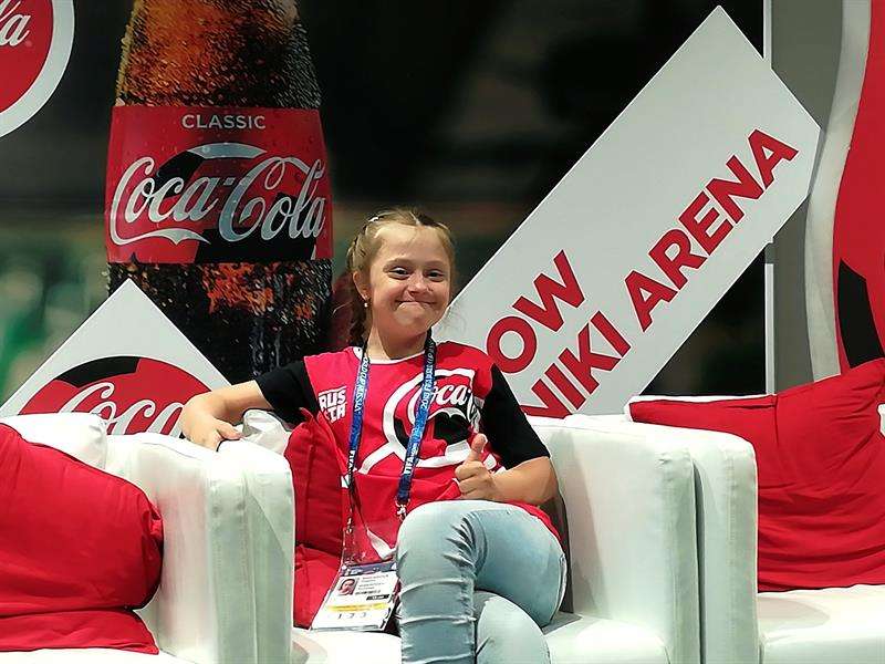 Deportista rusa con síndrome de Down, Angelina Makárova, ayudará mañana al arbitro a lanzar la moneda en el partido inaugural del Mundial entre Rusia y Arabia Saudí, en el sorteo para decidir en qué parte del campo empiezan a jugar los equipos. EFE