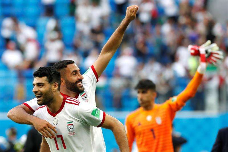El delantero iraní Mehdi Taremi y su compañero el delantero Sman Ghoddos (2-i) celebran tras vencer 1-0 a la selección marroquí tras el partido Marruecos-Irán, del Grupo B del Mundial de Fútbol de Rusia 2018. Foto EFE