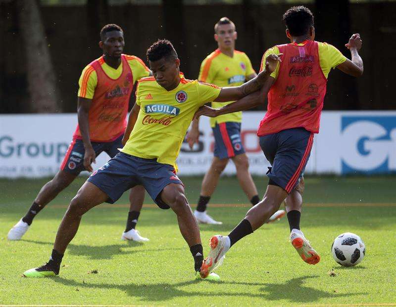 El jugador de Colombia Wilmar Barrios (c) se integra a los entrenamientos para su debut frente a Japón. Foto EFE