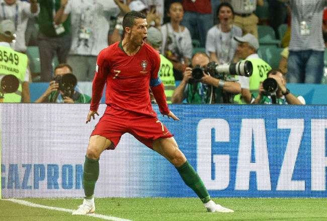 Cristiano Ronaldo de Portugal celebra luego de anotar uno de sus tres goles. Foto: EFE