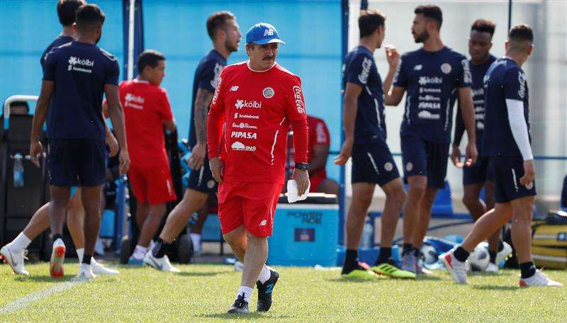 El entrenador de Costa Rica, Oscar Ramírez, dirige un entrenamiento hoy, lunes 18 de junio de 2018, como parte de su participación en el Mundial Rusia 2018, en San Petersburgo. Foto EFE