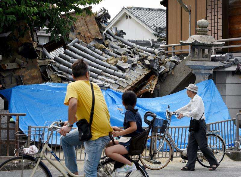 Vecinos de la localidad de Takatsuki en la prefectura de Osaka en Japón observan los daños provocados por un terremoto de 6,1 grados que sacudió este lunes, 18 de junio , el oeste del país. EFE