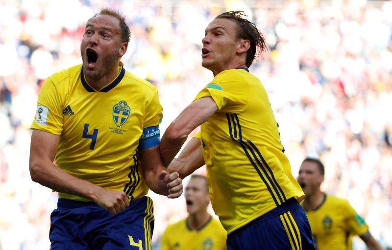 Suecia se impone por 1-0 a Corea gracias a un penalti señalado por el VAR Andreas Granqvist (izq.) y Albin Ekdal celebran el tanto marcado ante Corea del Sur. Foto EFE