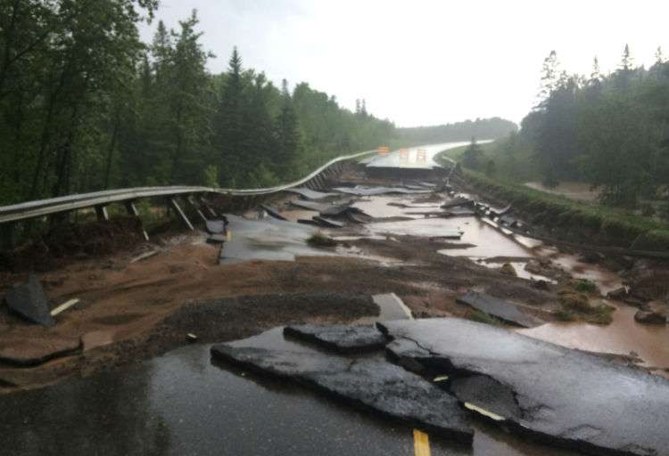Vista  de daños a la autopista 23, al suroeste de Duluth, Minnesota, donde tormentas eléctricas arrastraron el norte de Minnesota y el norte de Wisconsin. Foto: AP