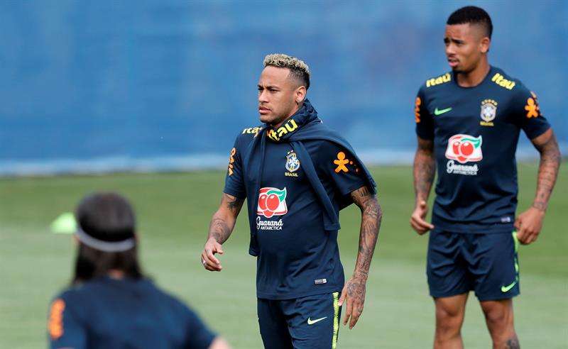 Neymar abandona entrenamiento de la selección brasileña por tener molestias en el tobillo. Foto EFE