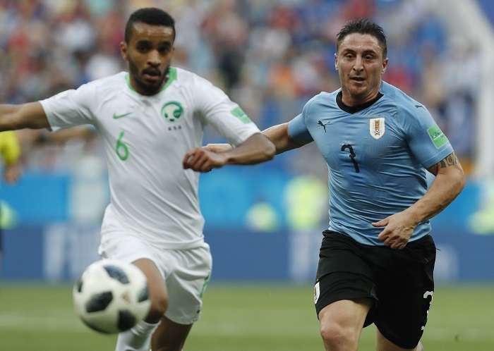 Cristian Rodríguez disputa el balón durante el encuentro contra Arabia Saudita./AP