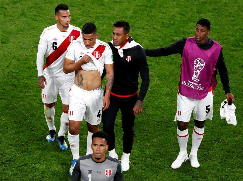 Acabó el sueño de la selección de Perú luego de esperar 36 años para debutar en un Mundial. Foto EFE