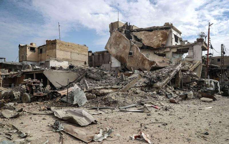 Edificios destruídos tras un bombardeo al este de Guta, en Duma en Siria, en febrero de 2018. EFE/Archivo