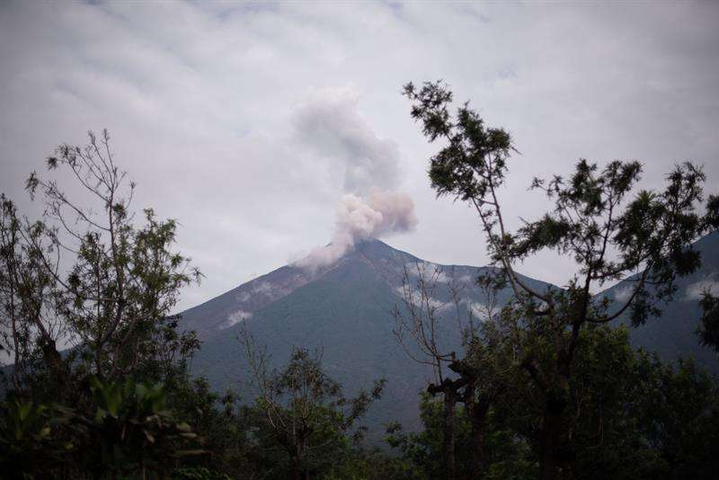 En el contorno del cráter del volcán, que dista unos 50 kilómetros de la capital de Guatemala, se originan &quot;avalanchas moderadas&quot;, agregó el reporte oficial. EFE/Archivo
