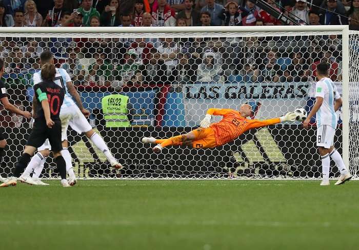 El centrocampista croata Luka Modric marca el 2-0 ante el portero argentino Willy Caballero./EFE 