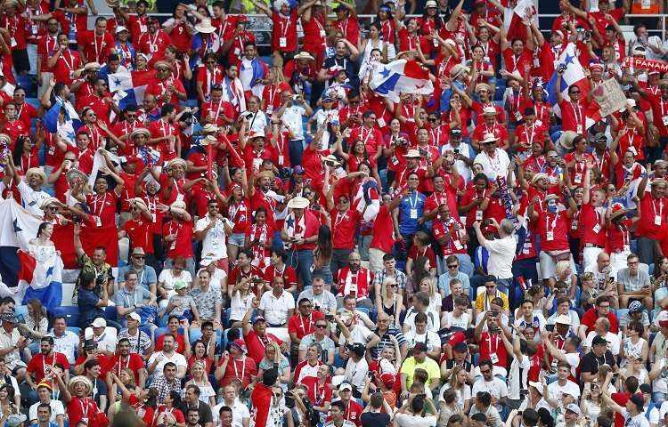 Fanáticos panameños celebran en el estadio Nizhni. Foto: AP 
