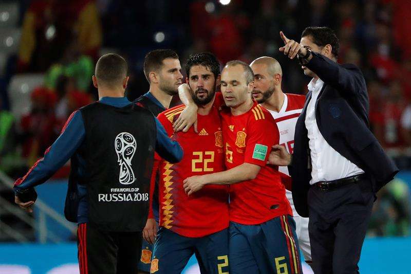 Los jugadores españoles Isco (c-i) e Iniesta, junto a su entrenador, Fernando Hierro (d), tras finalizar el partido España-Marruecos, del Grupo B del Mundialde Rusia 2018. Foto EFE