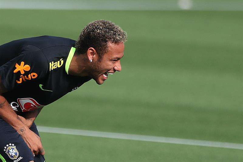 Neymar no esconde su felicidad durante los entrenamientos de la selección de Brasil. Foto EFE
