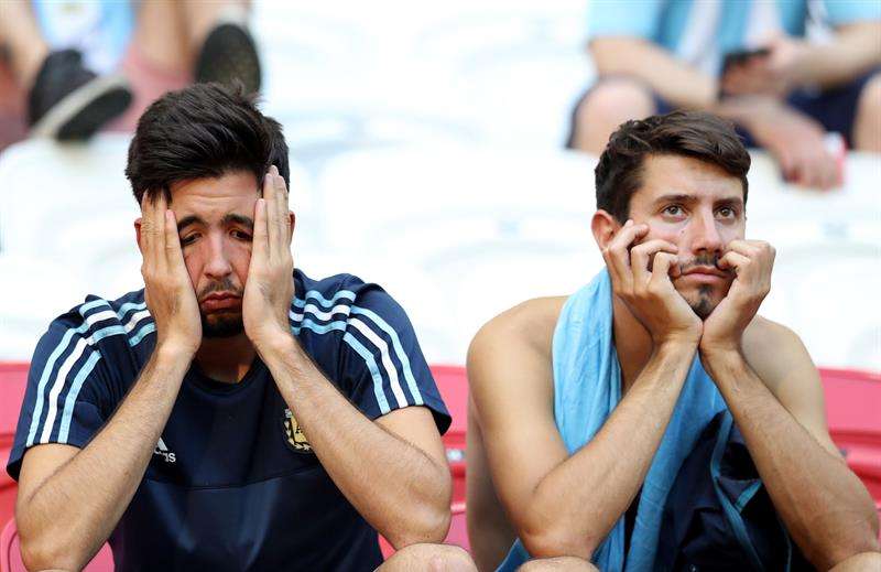 Los fanáticos argentinos lloraron y sufrieron la eliminación de Argentina en octavos de final.