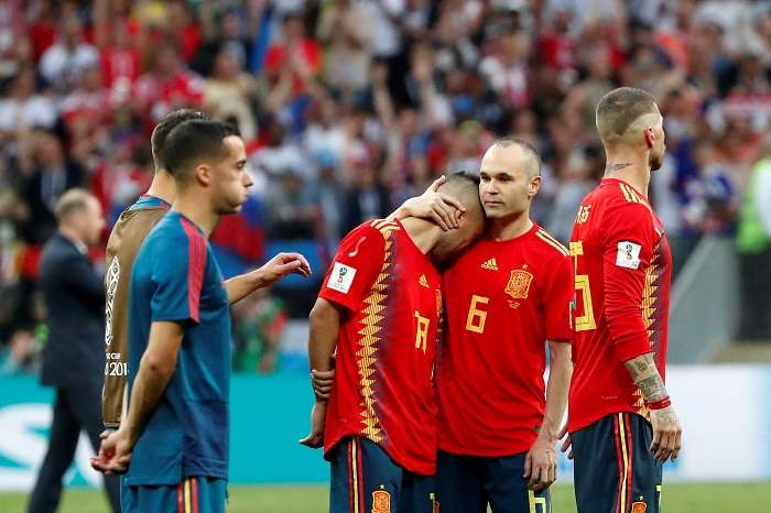 Jugadores españoles reaccionan tras el partido España-Rusia, de octavos de final del Mundial de Fútbol de Rusia 2018, en el Estadio Luzhnikí, Rusia./EFE