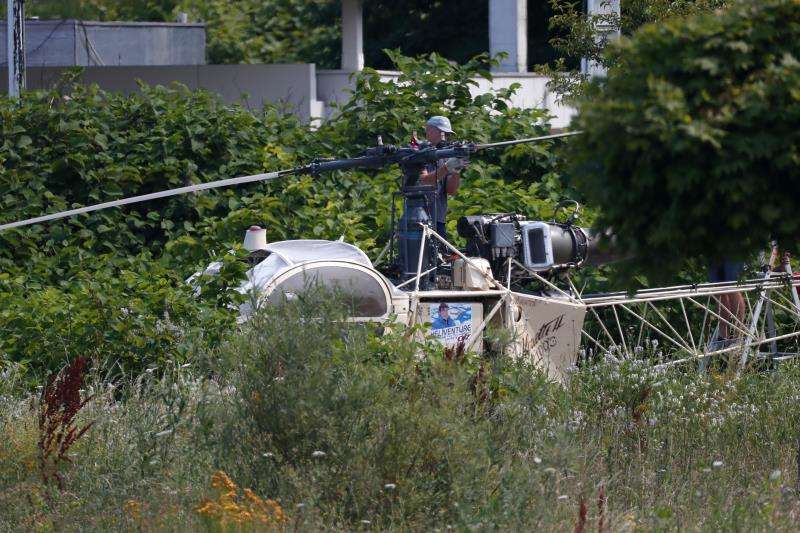 Los investigadores se encuentran cerca de un helicóptero Alouette II presuntamente abandonado por el prisionero francés Redoine Faid y supuestos cómplices después de su escape de la prisión de Reau, en Gonesse, al norte de París, Francia. Foto: EFE