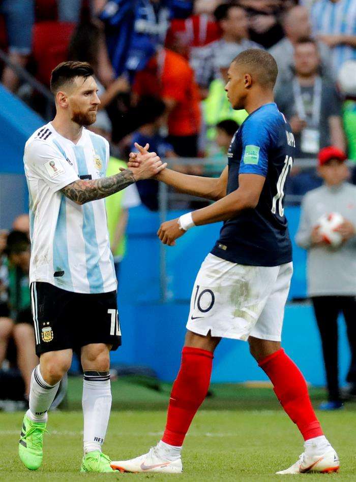 Kylian Mbappé (dcha.) saluda a Lionel Messi, luego de la victoria de Francia sobre Argentina. Foto EFE