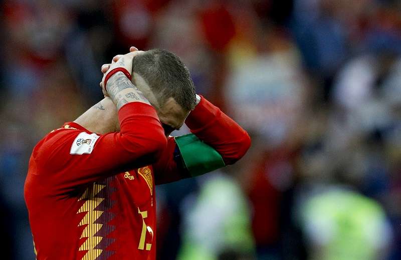 El capitán de la selección española, Sergio Ramos, no esconde su tristeza al quedar fuera del Mundial de Rusia 2018. Foto EFE