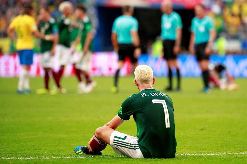 El defensa mexicano Miguel Layún reacciona tras el partido Brasil-México, de octavos de final del Mundial de Fútbol de Rusia 2018. Foto EFE