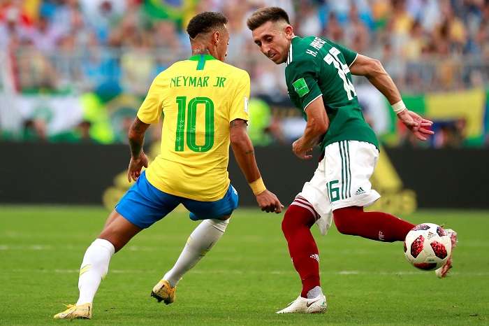 El delantero brasileño Neymar y el centrocampista mexicano Hector Herrera durante el partido Brasil-México, de octavos de final./EFE