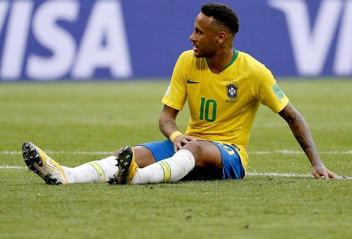 Neymar se queja tras recibir una falta./ AP