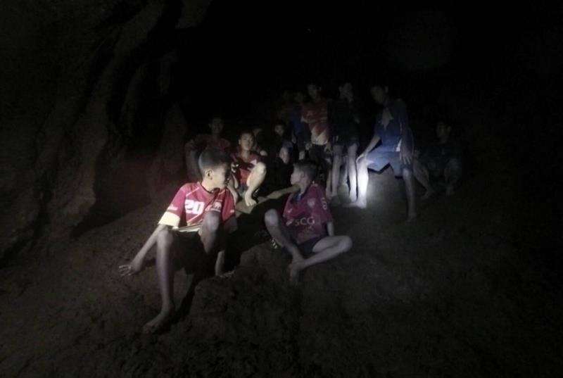 Fotografía cedida por el Real Ejército de Tailandia que muestra a los 12 menores y su entrenador, desaparecidos en la cueva Tham Luang, en el momento de su rescate en Tailandia hoy, 2 de julio del 2018. EFE