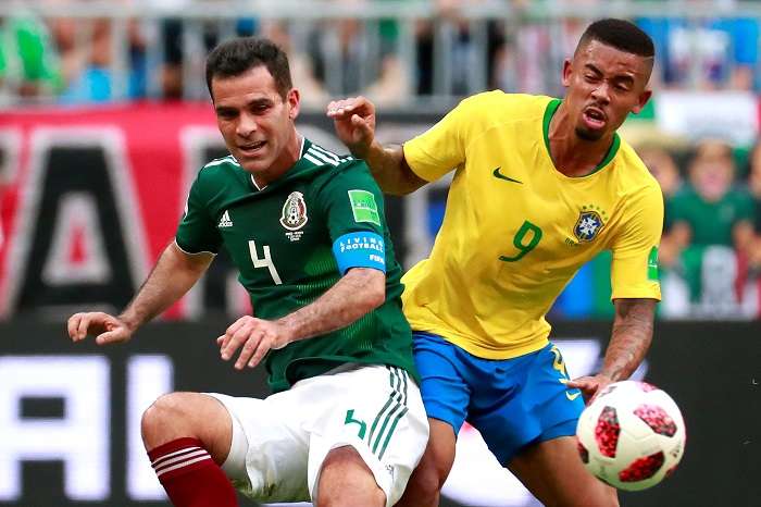 El defensa mexicano Rafael Márquez y el delantero brasileño Gabriel Jesus disputan el balón durante el partido Brasil-México, de octavos de final./EFE